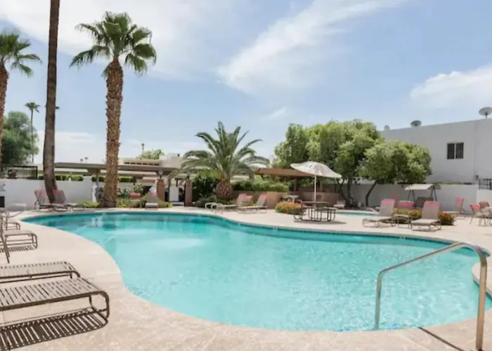 - Heated Pool, Hot Tub, Free Coffee Free Wi-fi Holiday home *
