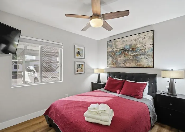 - Heated Pool, Hot Tub, Free Coffee Free Wi-fi Scottsdale