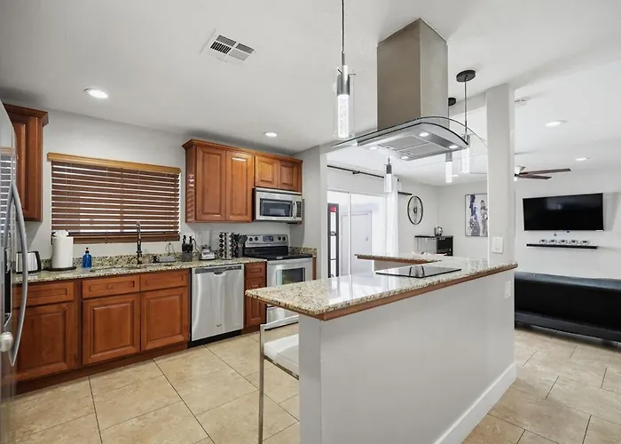 - Heated Pool, Hot Tub, Free Coffee Free Wi-fi Holiday home Scottsdale