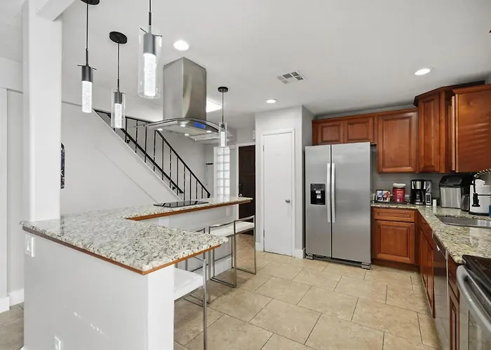 Holiday home - Heated Pool, Hot Tub, Free Coffee Free Wi-fi Scottsdale
