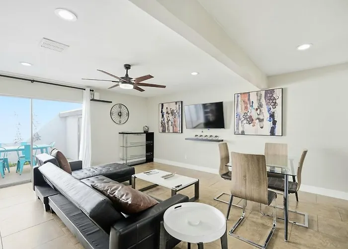 - Heated Pool, Hot Tub, Free Coffee Free Wi-fi Holiday home Scottsdale